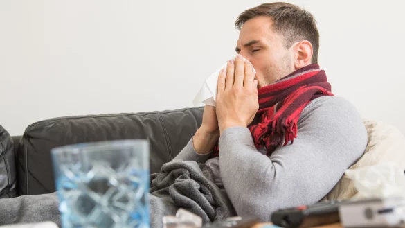 Derzeit sind viele Menschen krank. Die Grippewelle sorgt vielerorts f&uuml;r hohe Krankenst&auml;nde. - &copy; (c) dpa-tmn