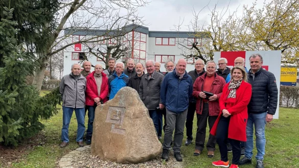 Ein Teil der TVG-Wandergruppe nach der Betriebsbesichtigung bei OL-Ein Ein Teil der TVG-Wandergruppe nach der Betriebsbesichtigung bei OL-Plastik in Donop mit Gesch&auml;ftsf&uuml;hrerin Melanie Lehmann (rechts). - &copy; TVG Gro&szlig;enmarpe-Erdbruch