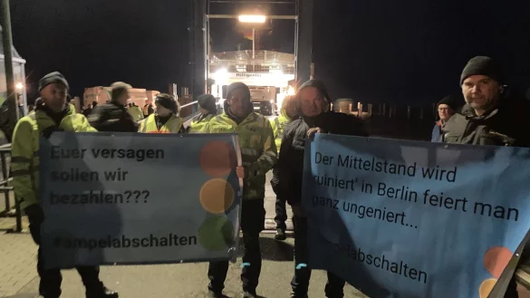 W&uuml;tende Bauern hinderten Vizekanzler Robert Habeck (Gr&uuml;ne) in Schl&uuml;ttsiel in Schleswig-Holstein am Verlassen einer F&auml;hre. Organisiert haben sie die Aktion im Messanger. - &copy; Hagen Wohlfahrt/Schleswig-Holsteinischer Zeitungsverlag/dpa