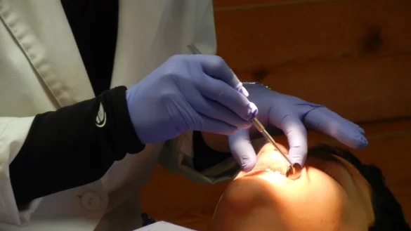 Bei einer routinem&auml;&szlig;igen Milchzahn-OP erleidet ein damals siebenj&auml;hriges M&auml;dchen in einer Detmolder Zahnarztpraxis einen schweren Hirnschaden. Die Haftpflichtversicherung des damals zust&auml;ndigen An&auml;sthesisten hat sich nun mit dem Anwalt der Familie geeinigt. - &copy; Pixabay