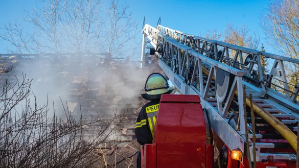 Auf dem Ponyhof in Talle steht ein Wohnhaus in Flammen, es soll v&ouml;llig zerst&ouml;rt worden sein. Bereits in den Wochen zuvor gab es &auml;hnliche Vorf&auml;lle in verschiedenen Orten Lippes. - &copy; FreitagTV