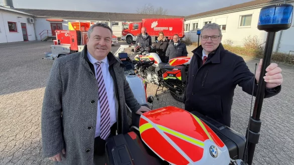 Die Leitstellenbilanz 2023 haben vorgestellt (vorne links) Landrat Dr. Axel Lehmann, (vorne rechts) der Leiter Bev&ouml;lkerungsschutz, Meinolf Haase, sowie (hinten, von links) Fachgebietsleiter Rettungsdienst, Achim Reineke, Verwaltungsvorst&auml;ndin Sabine Beine und Fachgebietsleiter Leitstelle und Technik, Sascha Medina. - &copy; Till Brand