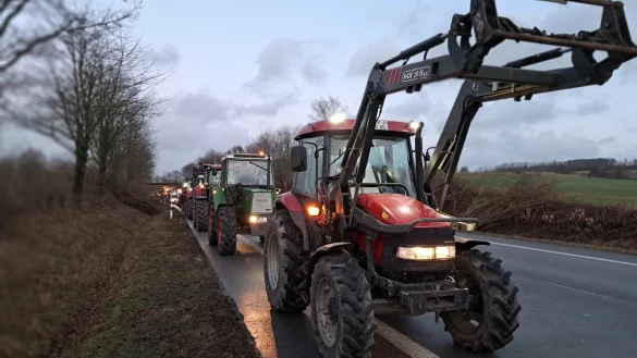 Rund 45 Fahrzeuge stehen am Montagnachmittag an der Auffahrt zur Ostwestfalenstra&szlig;e. - &copy; Carolin Brokmann-F&ouml;rster