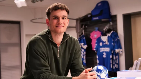 Auf einen Abstecher in der TBV-Gesch&auml;ftsstelle: Constantin M&ouml;stl bei seinem Antrittsbesuch in Lemgo. - &copy; J&ouml;rg Hagemann