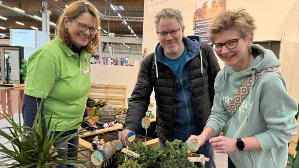 Kerstin Schmitz-Mohr (links) von der DIY-Academy gibt Jan und Iris L&uuml;decke aus Lage Tipps zur Gestaltung eines Hochbeetes. - &copy; Sandra Castrup