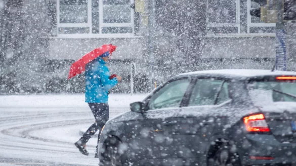 Auch in der Paderborner Kernstadt m&uuml;ssen sich Fu&szlig;g&auml;nger und Autofahrer auf dichtes Schneegest&ouml;ber einstellen. - &copy; Niklas T&uuml;ns