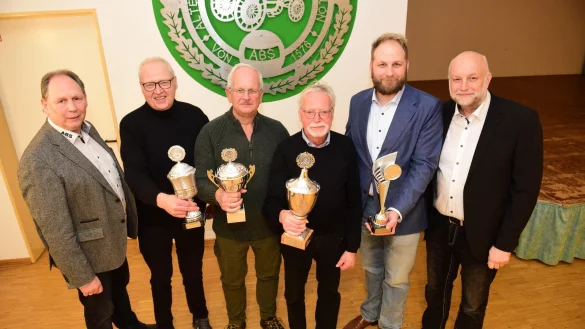 Oberst Peter Begemann (von links), Andreas Tegt (Vizek&ouml;nigspokal), Manfred Werner (Ehrenoffizierspokal), Karl-Heinz Weber (K&ouml;nigspokal), Julian Potthast (Jungsch&uuml;tzenpokal), Dirk Heistermann, zweiter Vorsitzender. - &copy; Nicole Ellerbrake
