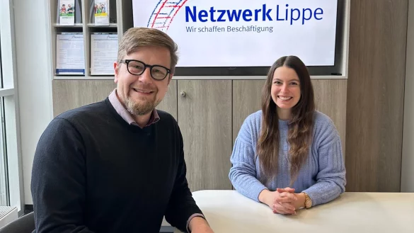 Gemeinn&uuml;tzigkeit als roter Faden. Nicole Laska (rechts) und Moritz Lippa, Gesch&auml;ftsf&uuml;hrer der Netzwerk Lippe gGmbH, freuen sich &uuml;ber den gemeinsamen beruflichen Weg der ehemaligen Stipendiatin der Stiftung Studienfonds OWL. - &copy; Netzwerk Lippe gGmbH.
