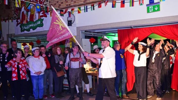 Der Arbeitskreis Karneval des TSV Bentrup-Lo&szlig;bruch zieht in die Halle ein. - &copy; Nicole Ellerbrake