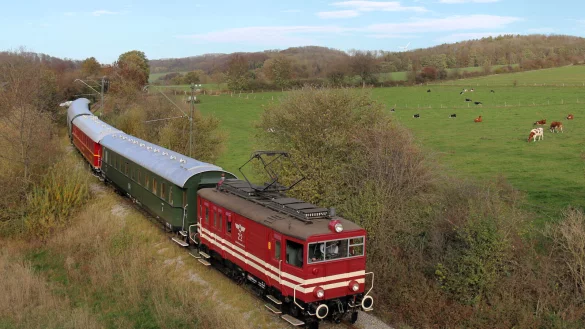 Die historische Museumseisenbahn mit der Elektrolok E22 auf Fahrt im Extertal. - © Michael Rehfeld