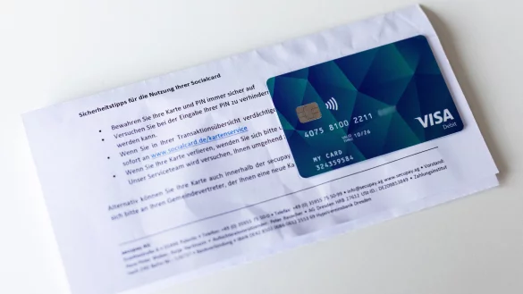 In Baden-W&uuml;rttemberg ist die Bezahlkarte bereits testweise im Einsatz. - &copy; (c) Copyright 2024, dpa (www.dpa.de). Alle Rechte vorbehalten