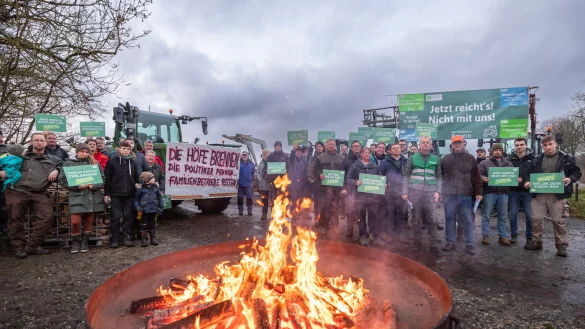 Landwirte in Bielefeld haben bereits mit Mahnfeuern gegen die geplanten Mehrbelastungen protestiert. Im Kreis Lippe werden 39 Mahnfeuer am Donnerstagnachmittag gegen 16.30 Uhr entz&uuml;ndet.. - &copy; Oliver Krato
