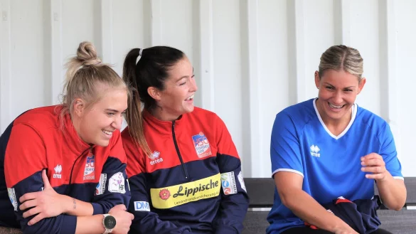 Immer f&uuml;r einen Spa&szlig; zu haben: Blombergs Rechtsau&szlig;en Lisa Rajes (Mitte), hier mit ihren Teamkameradinnen Stenaie Kaiser (links) und Lisa Frey. - &copy; Oliver K&ouml;nig