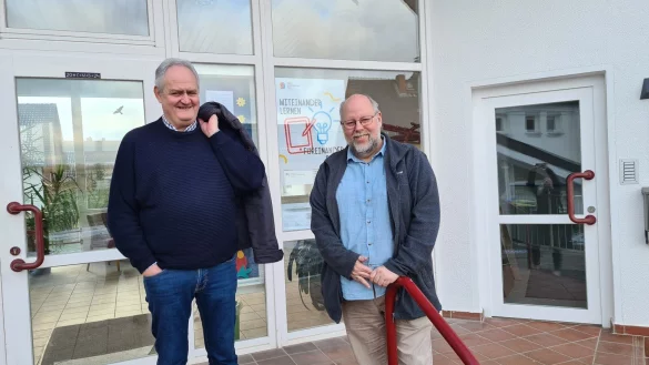 Holger Hansmann (links) und Rolf Sandmann aus dem Vorstand der Kirchengemeinde Silixen nehmen Stellung zur Entscheidung gegen das Windrad im Ort. - &copy; Nadine Uphoff