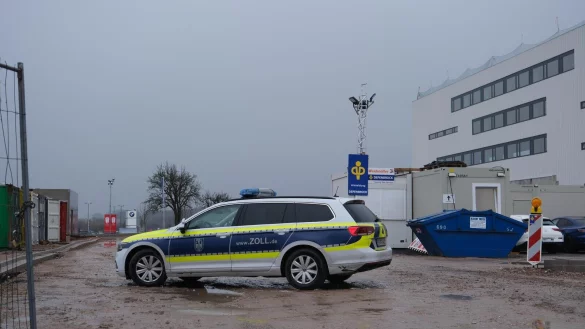18 Mitarbeiter vom Zoll und zwei Mitarbeiter der Bezirksregierung haben am Freitag die Gro&szlig;baustelle von Weidm&uuml;ller an der Ohmstra&szlig;e &uuml;berpr&uuml;ft. - &copy; Sven Koch