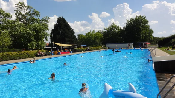 Bei warmen Temperaturen ist das Freibad in Belle ein beliebter Treff f&uuml;r die B&uuml;rger des Ortsteils und dar&uuml;ber hinaus. - &copy; Cordula Gr&ouml;ne