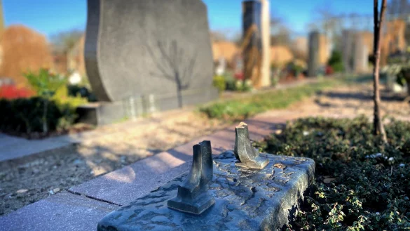 Einfach abgebrochen: Von dem 1,50 Meter gro&szlig;en Bronzeguss-Kreuz auf der Ruhest&auml;tte der Familie N&uuml;&szlig;ing ist nichts geblieben. Grabr&auml;uber haben auf dem Spexarder Friedhof zugeschlagen und auf mehr als 35 Ruhest&auml;tten gew&uuml;tet. - &copy; Christian Br&ouml;der