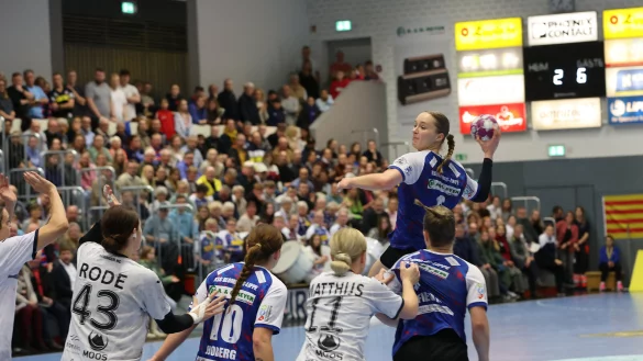 Blombergs R&uuml;ckraumspielerin Nieke K&uuml;hne &uuml;berspringt hier im Spiel gegen den Th&uuml;ringer HC die gegnerische Abwehr. - &copy; Paul Cohen