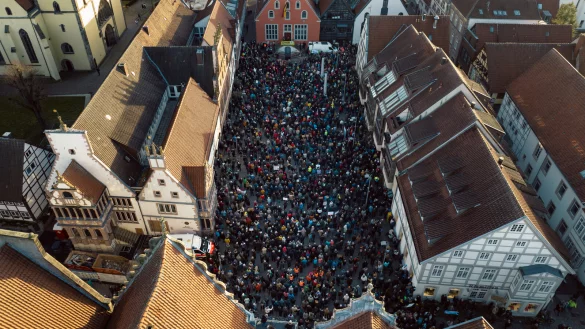 Nicht alle Demonstranten passten auf den Lemgoer Marktplatz. Die Menge schaffte es anschlie&szlig;end spielend, das Rathaus zu umrunden und damit symbolisch die Demokratie zu umarmen. - &copy; Julien Seck