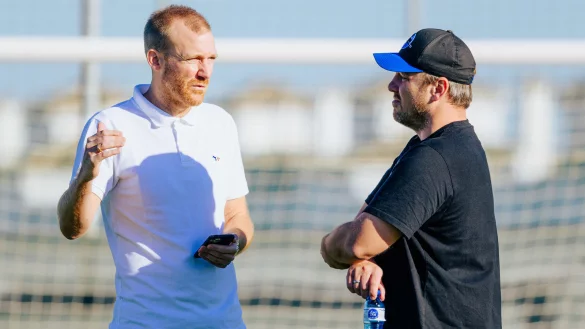 Sportchef Benjamin Weber (l.), der hier w&auml;hrend des Winter-Trainingslagers 2023 in Spanien mit SCP-Coach Lukas Kwasniok spricht, wird sein Handy gerade in den kommenden vier Wochen immer griffbereit haben. - &copy; Besim Mazhiqi