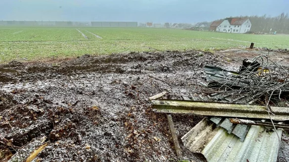 Die Interkomm GmbH der St&auml;dte Bielefeld, Herford, Bad Salzuflen hat die landwirtschaftlich genutzte Fl&auml;che gekauft. Hinten im Bild ist das Gewerbegebiet Hellfeld zu sehen. - &copy; Peter Unger