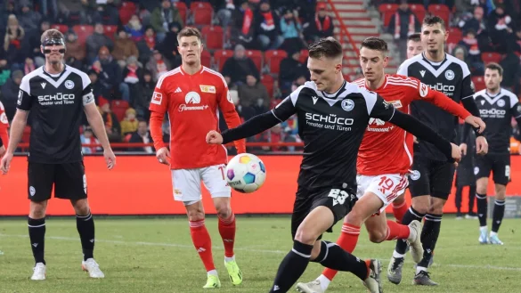 Arminias Innenverteidiger Leon Schneider schaltet sich in der Offensive ein. Berlins Janik Haberer, der sp&auml;ter das 2:0 erzielte, hat das Nachsehen. - &copy; Imago Images
