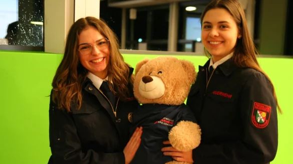 Julie Sch&uuml;tze (links) und Emily Akinci sind die j&uuml;ngsten Mitglieder der Einsatzabteilung. Maskottchen B&auml;rny wirbt in digitalen Plattformen f&uuml;r die Anliegen der Freiwilligen Feuerwehr in Leopoldsh&ouml;he. - &copy; Knut Dinter