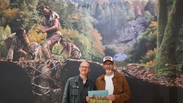 Andr&eacute; Sedlaczek und Christian Tielmann lesen im Museum aus ihrem neuen Comicbuch Durch Stein & Zeit - Eine Zeitreise ans Ende der lippischen Steinzeit. - &copy; Lippisches Landesmuseum Detmold