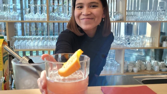 Hotmaita Malau vom Detmolder Hof serviert ihren frisch gemixten Cocktail. Auch ihr K&ouml;nnen in der Zubereitung eines Cappuccinos wurde gepr&uuml;ft. - &copy; Raffael Giebel