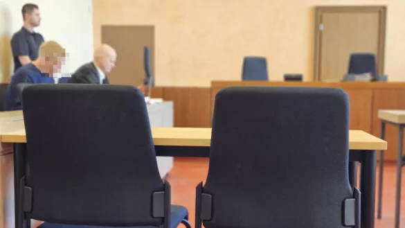 Beim ersten Versuch eines Prozessauftaktes hatte sich der 34-j&auml;hrige Angeklagte noch nicht zur Sache einlassen wollen. Er muss sich wegen versuchten Totschlags vor dem Landgericht verantworten. Rechts daneben sitzt sein Verteidiger Jerrit Sch&ouml;ll. - &copy; Janet K&ouml;nig