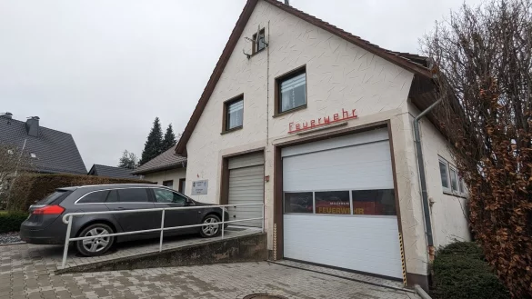 Im Dachgeschoss des Feuerwehrger&auml;tehauses in Bentorf k&ouml;nnte nach Vorstellung der Gemeinde ein Jugendraum entstehen. Der w&auml;re &uuml;ber eine bereits vorhandene Treppe an der Seite erreichbar. - &copy; Gemeinde Kalletal