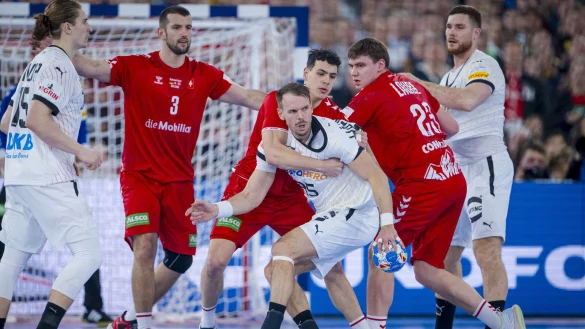 W&auml;hrend Samuel Zehnder (flankiert von seinen Schweizer Landsleuten Lucas Meister und Lukas Laube) mit dem TBV ins Wintercamp einzieht, spielen Juri Knorr (von links), Kai H&auml;fner und Johannes Golla um den Einzug ins EM-Finale. - &copy; saschaklahn.com