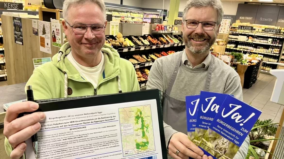 Vize-Landrat J&ouml;rg Schl&uuml;ter (Gr&uuml;ne, l.) setzt sich politisch f&uuml;r den Nationalpark Egge ein, Kaufmann Ingo Theismann sammelt Unterschriften in H&ouml;velhof. - &copy; Jens Reddeker