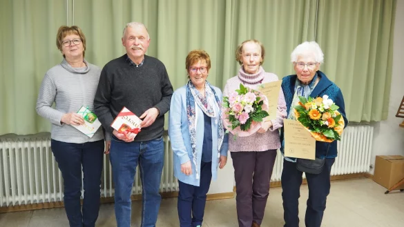 Engagierte S&auml;ngerinnen und S&auml;nger (von links): Marianne Robrecht, Walter Mees, Vorsitzende Waltraud Weber, Thekla Haas und Liesel Holzgr&auml;we. - &copy; Uli Klappstein