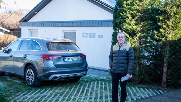 Gerhard Meier auf seinem Grundst&uuml;ck in Heidenoldendorf - an der Stelle, wo eigentlich sein neues Carport h&auml;tte stehen sollen. - &copy; Raphael Bartling