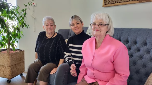 Die Bewohnerinnen Bärbel Schulze (links) und Hannelore Freund (rechts) fühlen sich wohl in der "WohnGemeinschaft am Rathaus". Darüber freut sich Hausleiterin Sarah Rodenkirchen (mitte). - © Freya Köhring