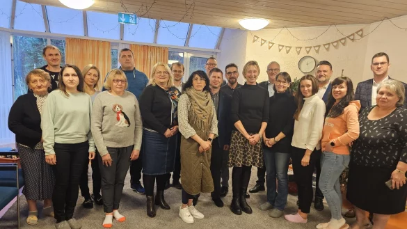 Dagmar Grotebrune (Achte von rechts) hat den Erzieherinnen und Erziehern in Kleingruppen direkt vor Ort in der Gro&szlig;pflegestelle "Guter Samariter" Sprachunterricht gegeben. Dieses Projekt findet NRW-weit Beachtung. B&uuml;rgermeister Matthias Kalkreuter (hinten rechts) und der Gesch&auml;ftsf&uuml;hrer des Christlichen Schulvereins Lippe, Peter D&uuml;ck (hinten, Zweiter von rechts) ziehen ein sehr positives Fazit. - &copy; Astrid Sewing