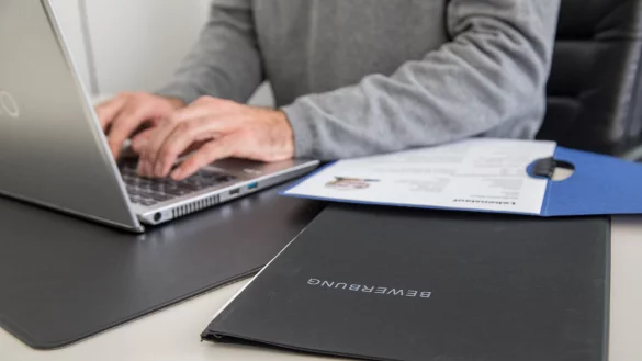 Von der reinen Absichtserklärung bis zum tatsächlichen Jobwechsel braucht es meist noch ein bisschen Überwindung. - © (c) dpa-tmn