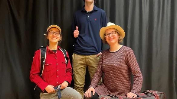 Sophia (C&eacute;cile Kretz, links) und Emilia (Anna Teigelack, rechts) begeben sich im Concertino Piccolino auf eine gemeinsame Wanderung. Mit dabei vier Urauff&uuml;hrungen des Kompositionsstudenten Vicente Olave zum Thema Feuer, Wasser, Erde, Luft. - &copy; Claudia Runde