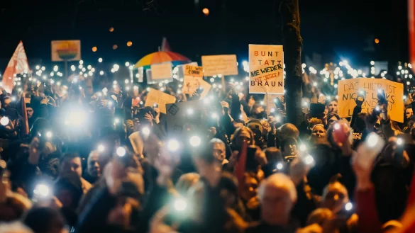 Laut Polizei sollen bei der Demo in Paderborn am vergangenen Montag mehr als 5.000 Menschen teilgenommen haben. Doch wie kommt die Zahl zustande? - &copy; BESIM MAZHIQI