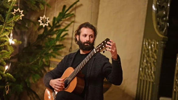 Absolute Stille herrscht in der Stadtkirche, als Ozan Coskun die ersten Saiten zupft. - &copy; Nicole Ellerbrake