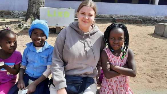 Emma Rechlin versucht in Mosambik, Kinder und Jugendliche davon zu &uuml;berzeugen, die Schule der Scalabrinis zu besuchen, statt auf den Stra&szlig;en von Ressano Garcia Handel zu treiben. - &copy; Emma Rechlin