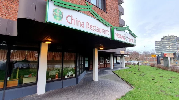 Das Restaurant "Peking Ente" gegenüber vom Sennestadthaus ist bei (Ebay)-Kleinanzeigen für 249.900 Euro zu haben. - © Kurt Ehmke