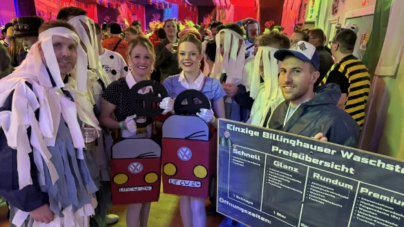 Ausgelassene Stimmung beim 75. Kost&uuml;mball in M&uuml;ssen Sunnerbieke-Ellernh&uuml;chte. - &copy; Sandra Castrup