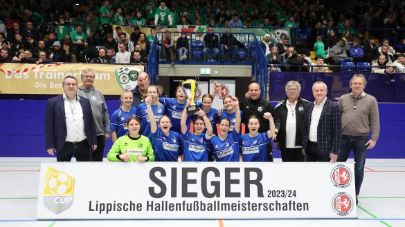Der FC Donop-Vo&szlig;heide feiert seinen vierten Triumph beim LZ-Cup. Erster Gratulant war Landrat Dr. Axel Lehmann (links). FLVW-Pr&auml;sident Manfred Schnieders (Zweiter von rechts) ist unter anderem auch auf dem Bild, genauso wie die Kreisvorsitzenden Gottfried Dennebier (Zweiter von links) und Werner Fritzensmeier (Dritter von rechts). - &copy; Paul Cohen(LZ)