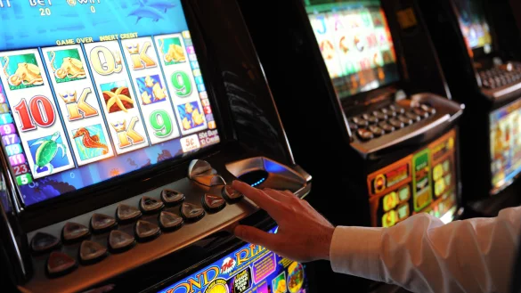 In Deutschland sind rund 1,3 Millionen Menschen s&uuml;chtig nach Gl&uuml;cksspielen. Neben Spielautomaten sind auch Sportwetten und das Online-Gl&uuml;cksspiel immer beliebter. - &copy; Angelika Warmuth