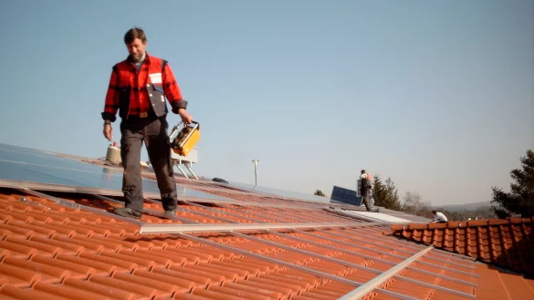 Vor 20 Jahren: Mitarbeiter der Firma Schemmer und Frank, vorne Harald Drave, ehemaliger Obermeister der Dachdecker in Lippe, montieren die Photovoltaikanlage auf der Erich-K&auml;stner-Schule in Augustdorf. - &copy; Schemmer und Frank