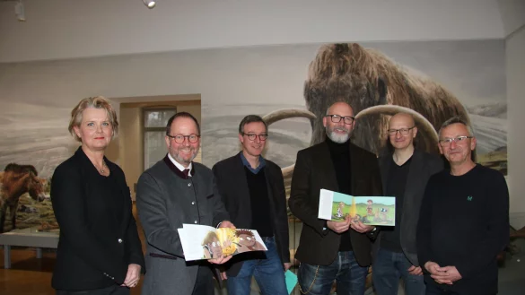 Sabine Bobe-Kleinwegener (von links), J&ouml;rg D&uuml;ning-Gast, Dr. Michael Zelle, Andr&eacute; Sedlaczek, Dr. Christian Tielmann und Mario Rakua stellen das Kinderbuch im Landesmuseum vor. - &copy; Cordula Gr&ouml;ne