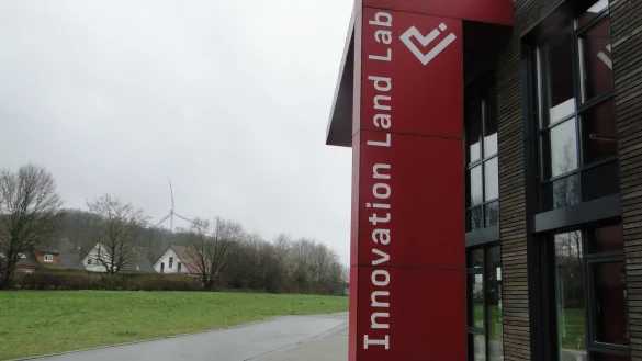Hinter'm Innovationszentrum Dörentrup ist noch viel Platz: Dort soll bald eine neue kleine Siedlung entstehen, die der Philosophie des "Energiedorfes Wendlinghausen" gerecht wird. - © Hajo Gärtner