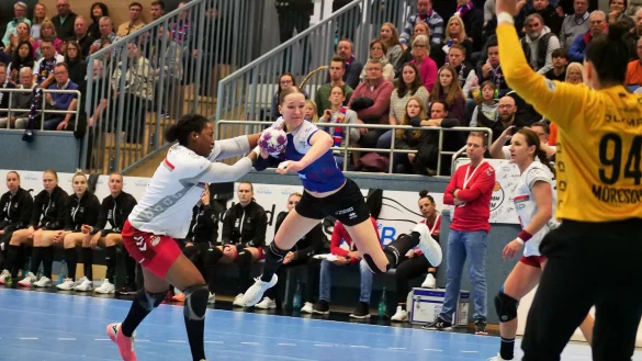 Nieke K&uuml;hne bot eine Top-Leistung und war von Kaba Gassama Cissokho (links) nur durch Foul zu stoppen. - &copy; J&ouml;rg Hagemann